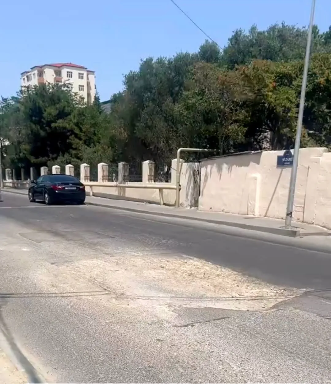 Şəkil: Nizami küçəsində qazılan yol bərpa olunmur