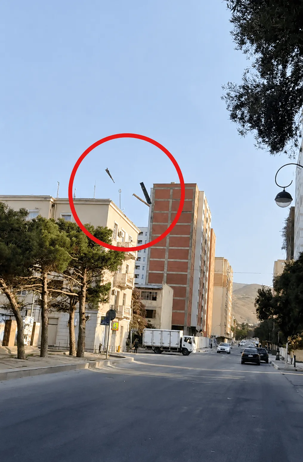 Güclü külək Lökbatanda yaşayış binasına zərər vurdu